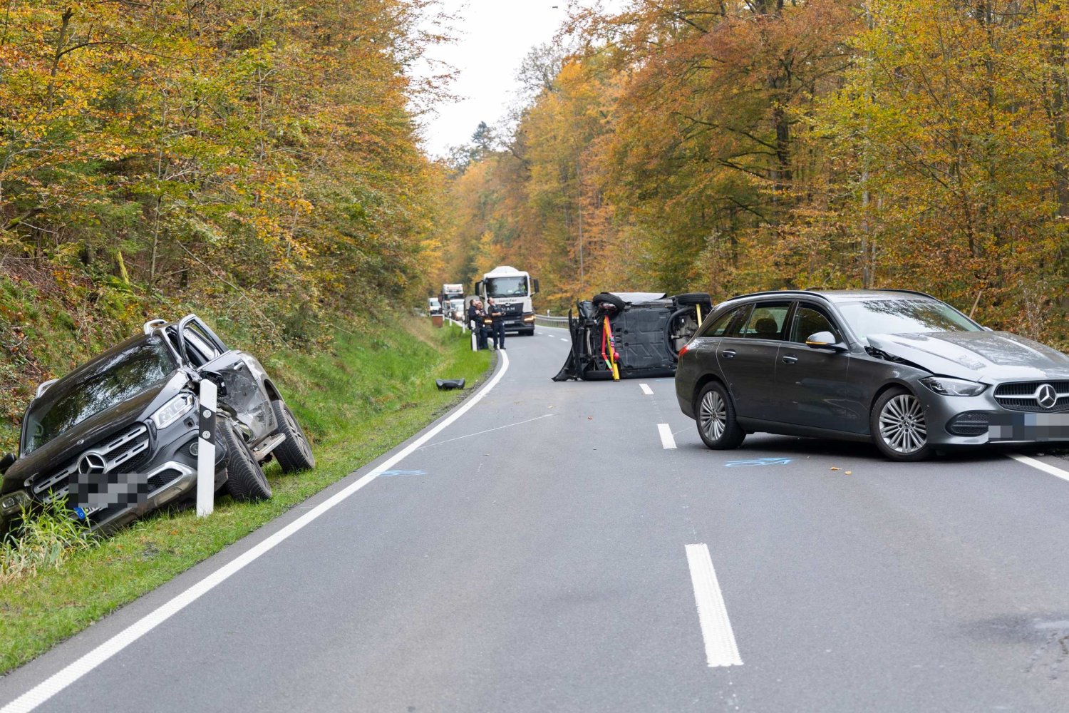 Drei Fahrzeuge bei Unfall in Wächtersbach mit immensem Schaden verwickelt