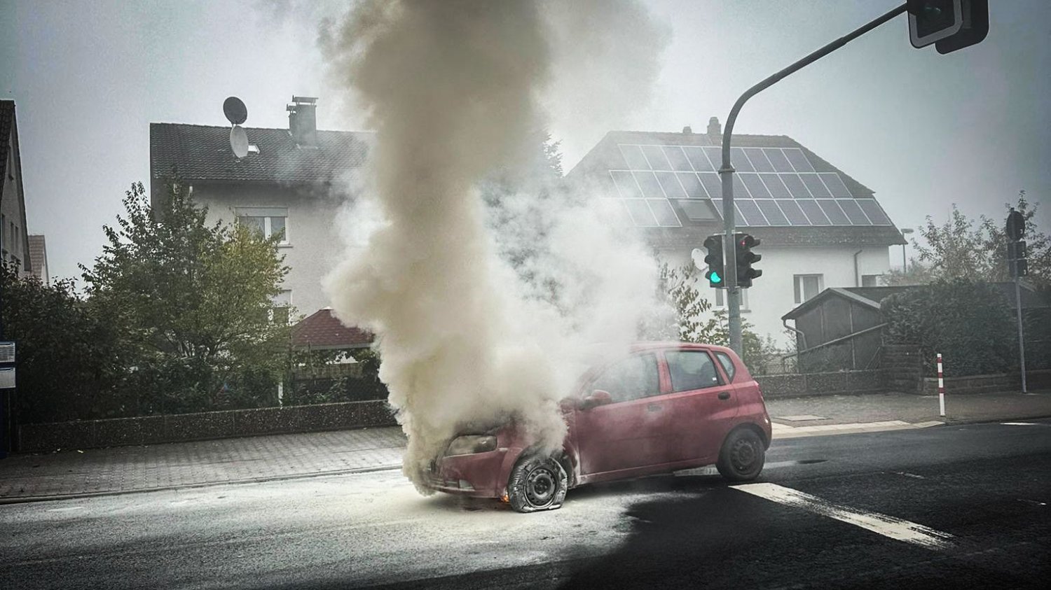 PKW-Brand in Neuenhaßlau: Hohe Rauchwolke in der Bahnhofstraße