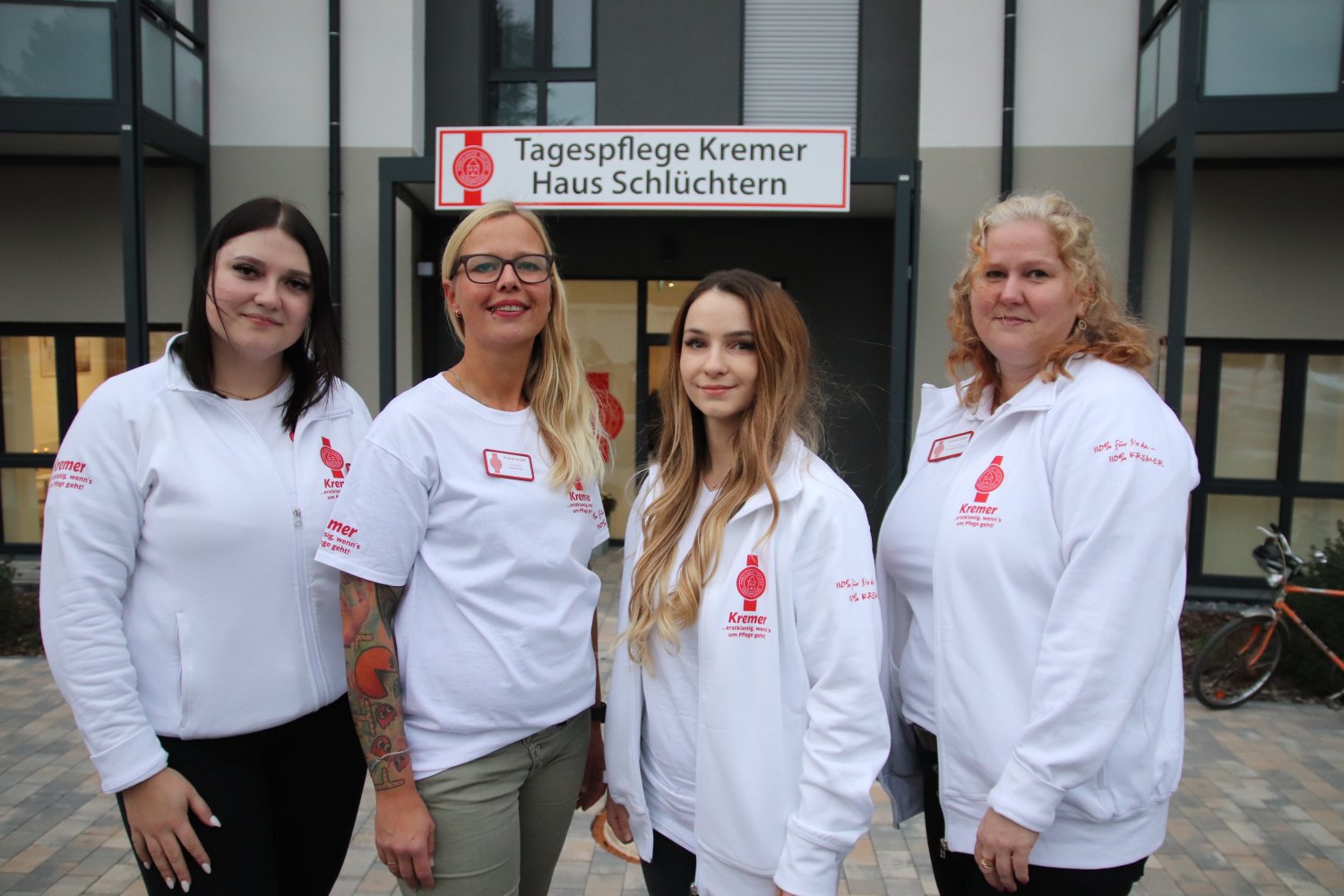 Das Team der Schlüchterner Tagespflege mit (von rechts) Sabine Weiß (stellvertretende Pflegedienstleitung), Sina Ihrig (Pflegedienstleitung), Franziska Fink sowie Sherin Glatzel.
