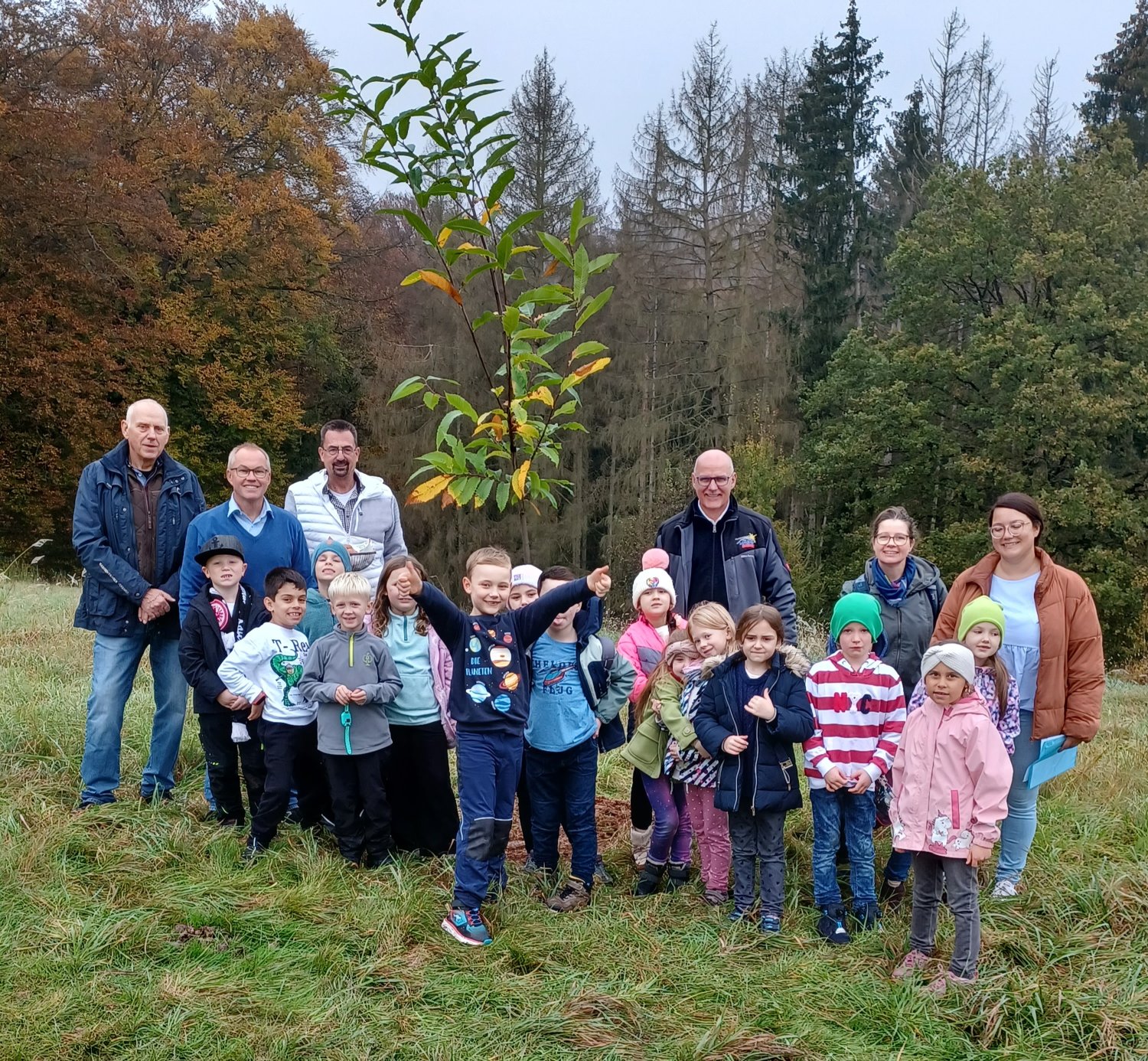 Wünsche-Baum-Pflanzaktion der Schule am Hofgut Mittel-Gründau