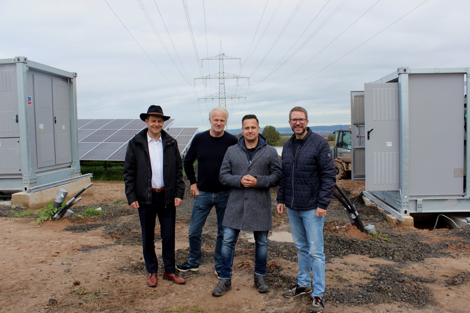 (von links) Bürgermeister Dr. Albrecht Eitz (Freigericht), Hubertus von Savigny, Next-Energy-Geschäftsführer Torsten Eurich und Landrat Thorsten Stolz bei einem Baustellenbesuch der Solarfreiflächenanlage in Freigericht-Somborn.