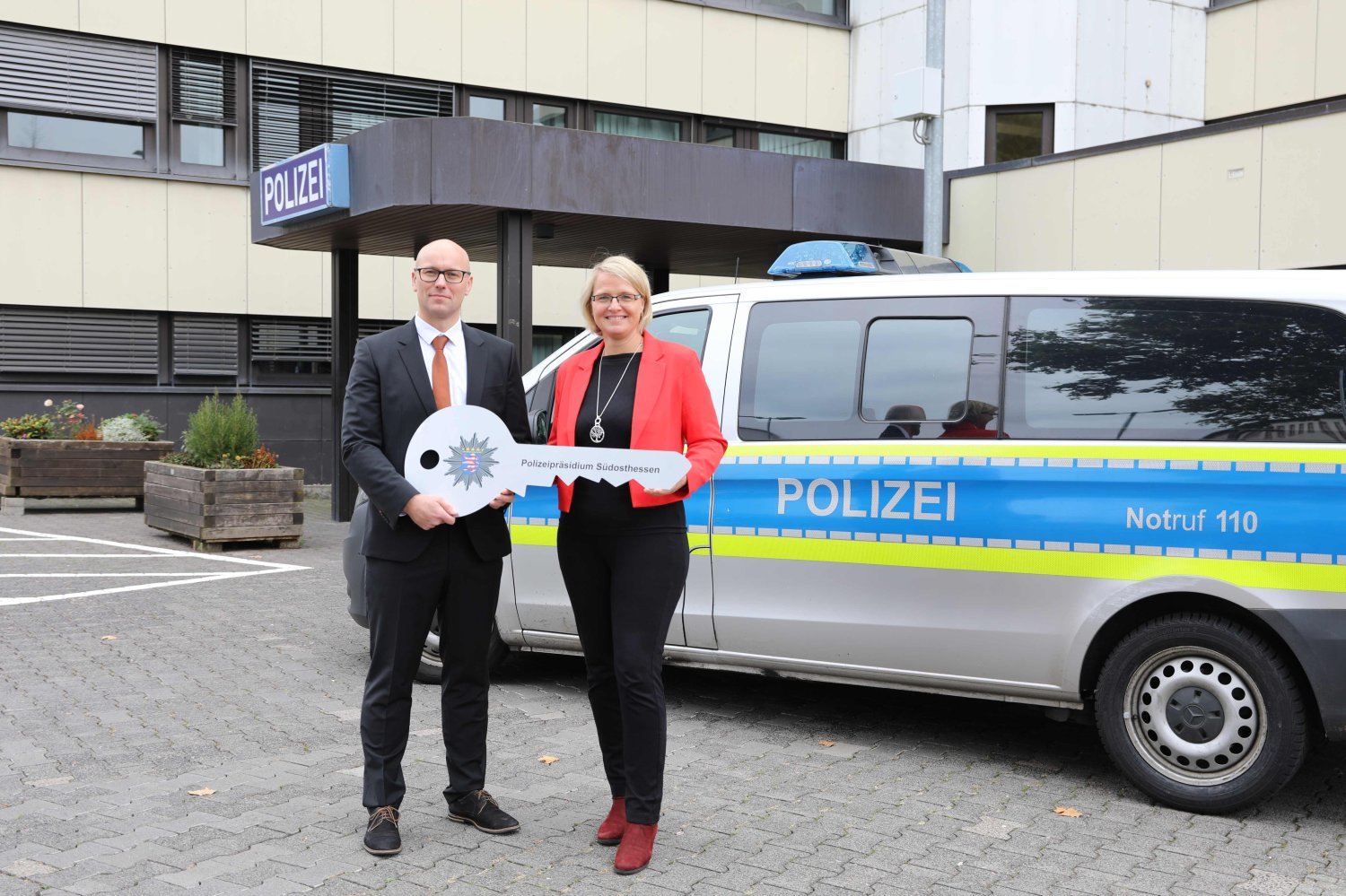 Symbolische Schlüsselübergabe: Kriminaldirektor Martin Nickl übernimmt das Amt von seiner Vorgängerin, Frau Leitende Kriminaldirektorin Ute Jacobs.