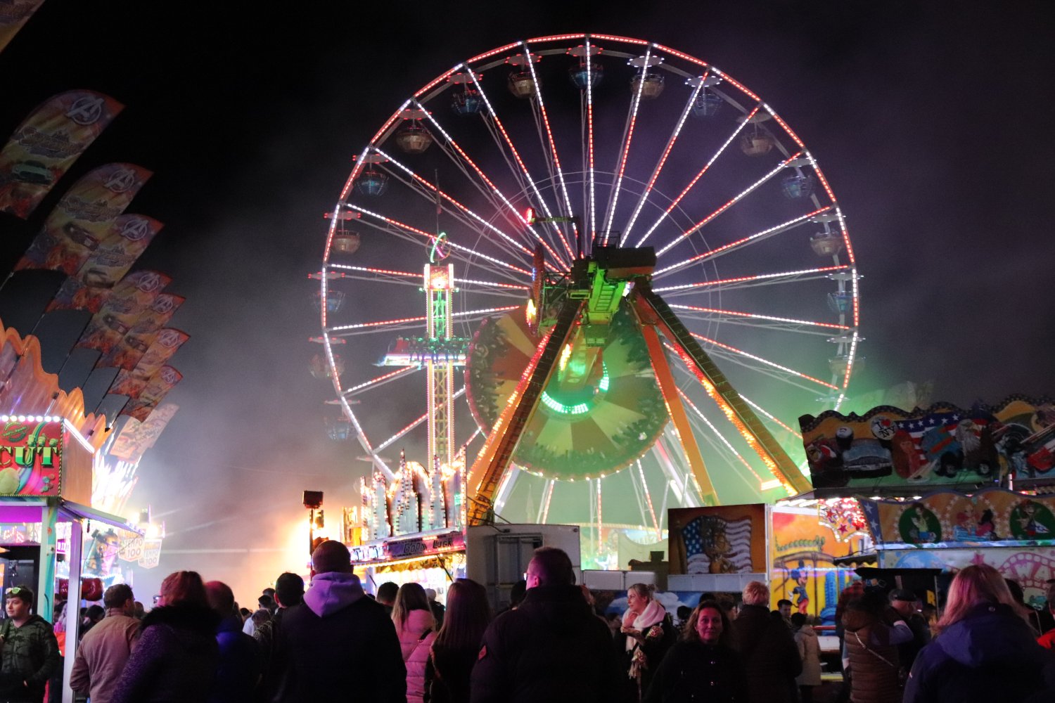 Ein Riesenrad ist alljährlich der weithin sichtbare Blickfang des Kalten Marktes im Herzen von Schlüchtern.