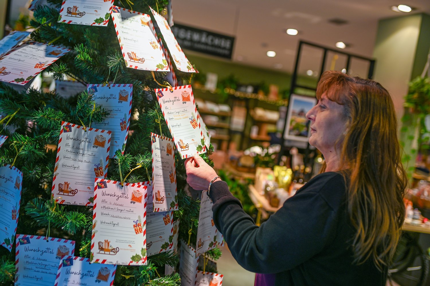 Wunschzettel mitnehmen, Geschenk in Hanauer Läden kaufen, zurück ins Service-Center bringen und kostenfrei einpacken lassen. Mit einer kleinen Grußbotschaft wird die gute Tat abgerundet. 