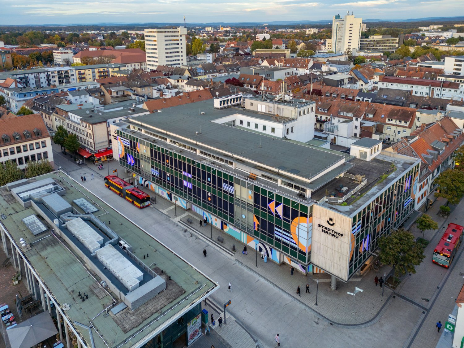Der Stadthof Hanau wird am 13. März 2025 mit einer Mischung aus Einzelhandel, Kultur und Begegnungsstätte eröffnen. 