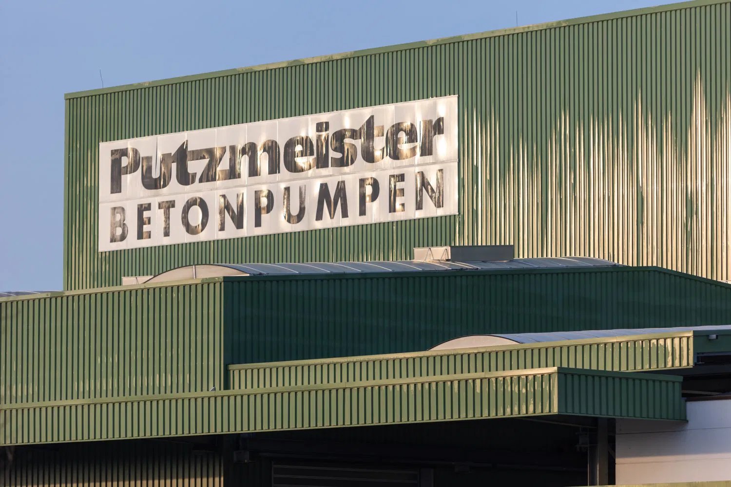 Die IG Metall-Mitglieder am Putzmeister-Standort Gründau haben am Dienstag mit einer deutlichen Mehrheit von 99,5 Prozent entschieden, schon ab dem Nachmittag in den unbefristeten Streik für einen Sozialtarifvertrag zu treten.