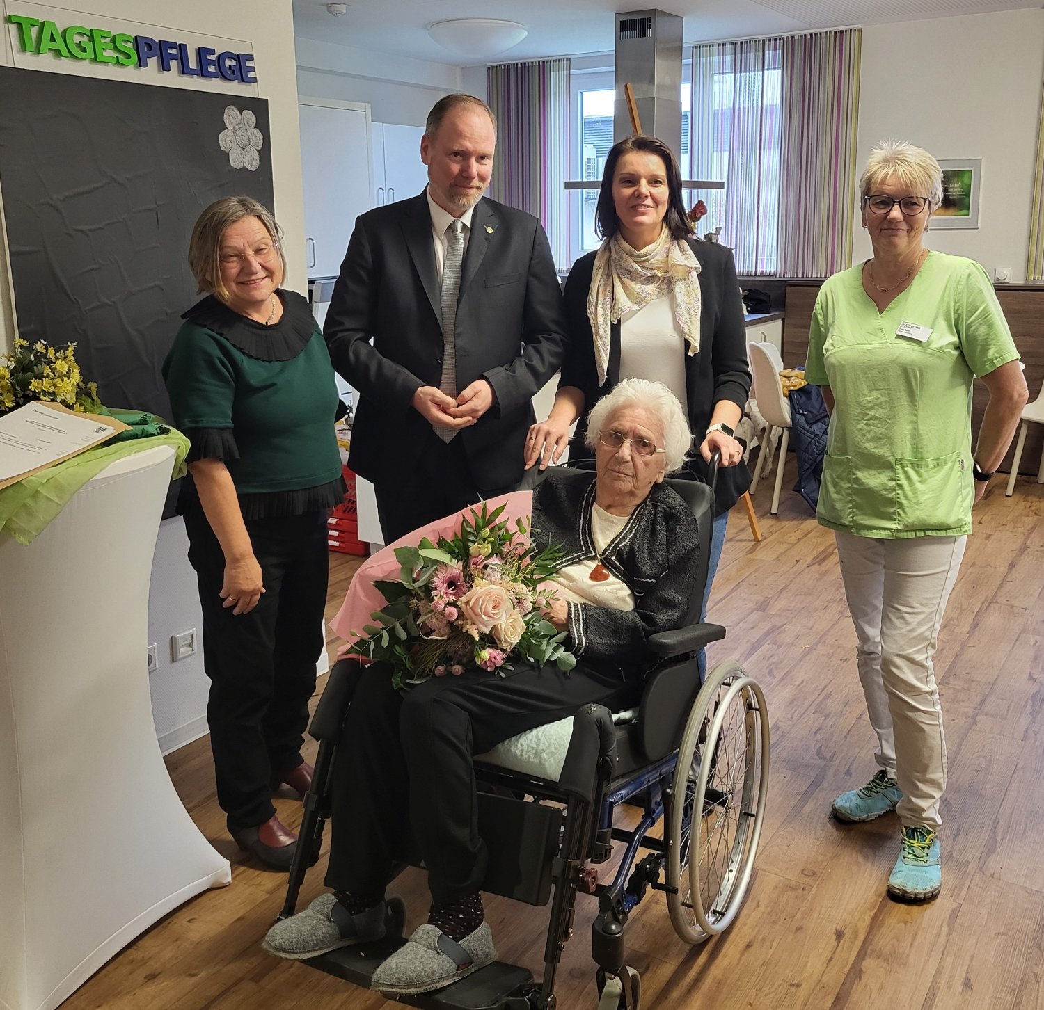 Jubilarin Lydia Czysewski (vorne) mit Tochter Helga Czysewski, Bürgermeister Christian Litzinger, Pflegedienstleiterin Seniorenzentrum Colemanpark Agnieszka Weckel und ihrer Stellvertreterin Petra Bach (hinten von links).