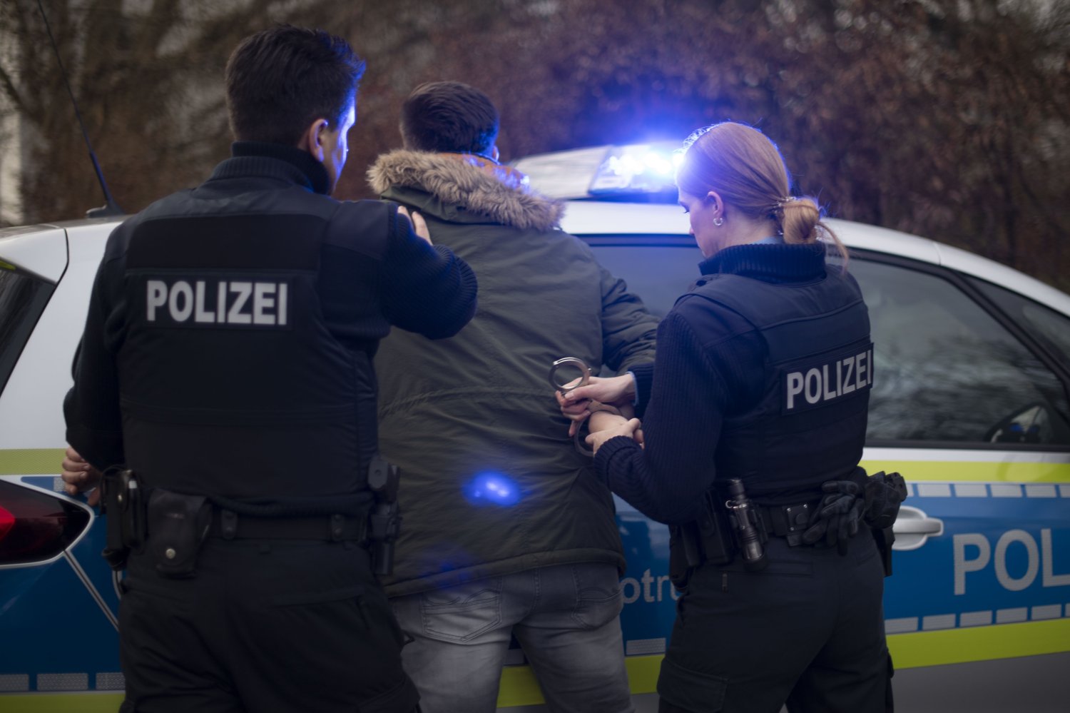 Kurz darauf klickten bei einem 29-Jährigen in einem Gebüsch unweit des Geschäfts die Handschellen.