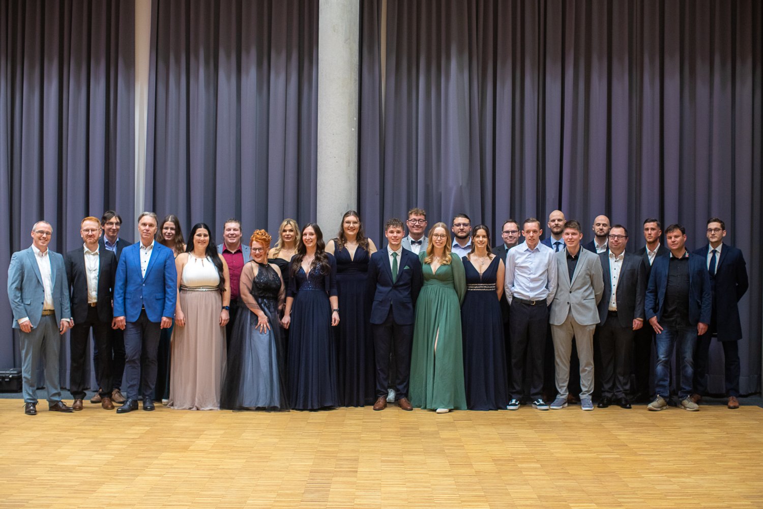 Bei der feierlichen Examensfeier im Spessart-Forum in Bad Soden-Salmünster erhielten alle 20 zur staatlichen Prüfung angetretenen Notfallsanitäterinnen und Notfallsanitäter ihre Abschlusszeugnisse.