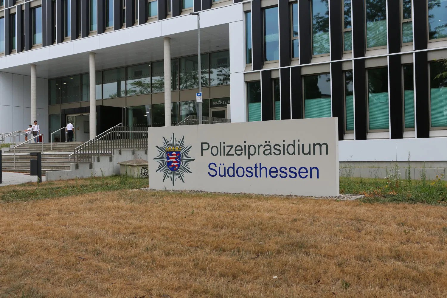 In einem Ermittlungskomplex der Staatsanwaltschaft Darmstadt haben Kräfte des Hessischen Landeskriminalamts (HLKA) die Wohnräume und das Büro eines Kriminalbeamten des Polizeipräsidiums Südosthessen durchsucht.