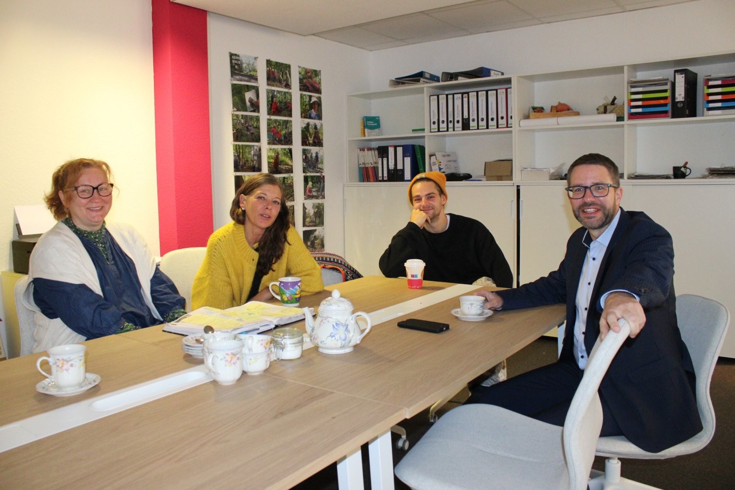 Landrat Thorsten Stolz bei seinem Besuch der Waldkindergarten-Geschäftsstelle in Gelnhausen, wo ihn Max Zeber, Berit Zeber und Conny Engel empfingen (von rechts).