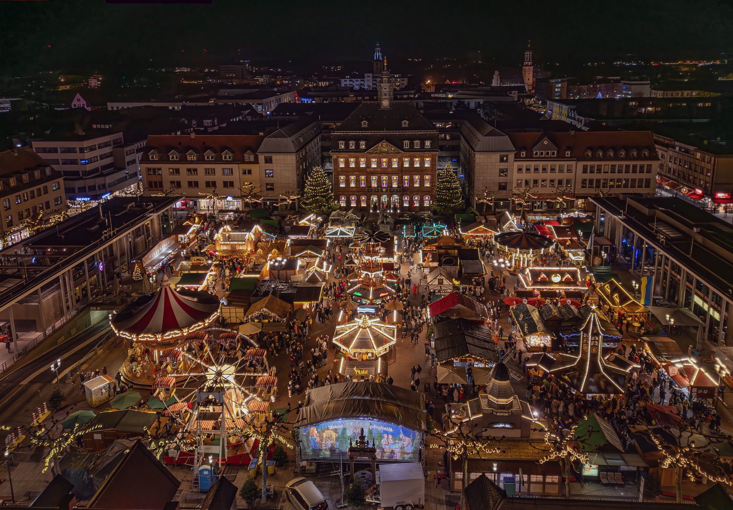 Der Hanauer Weihnachtsmarkt von oben.