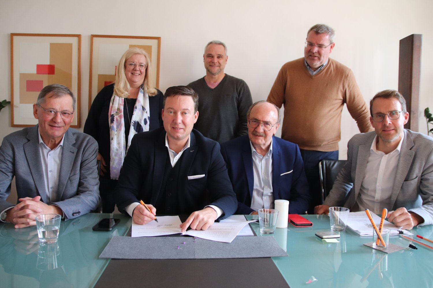Die notarielle Beurkundung ist geschafft (vorne von rechts): Klaus Diegelmann, Reinhold Baier, Matthias Möller und Richard Nüchter (Werner-Gruppe) sowie (hinten von rechts) Notar Stephan Ulrich, Thomas Rau und Lydia Kohlhepp.