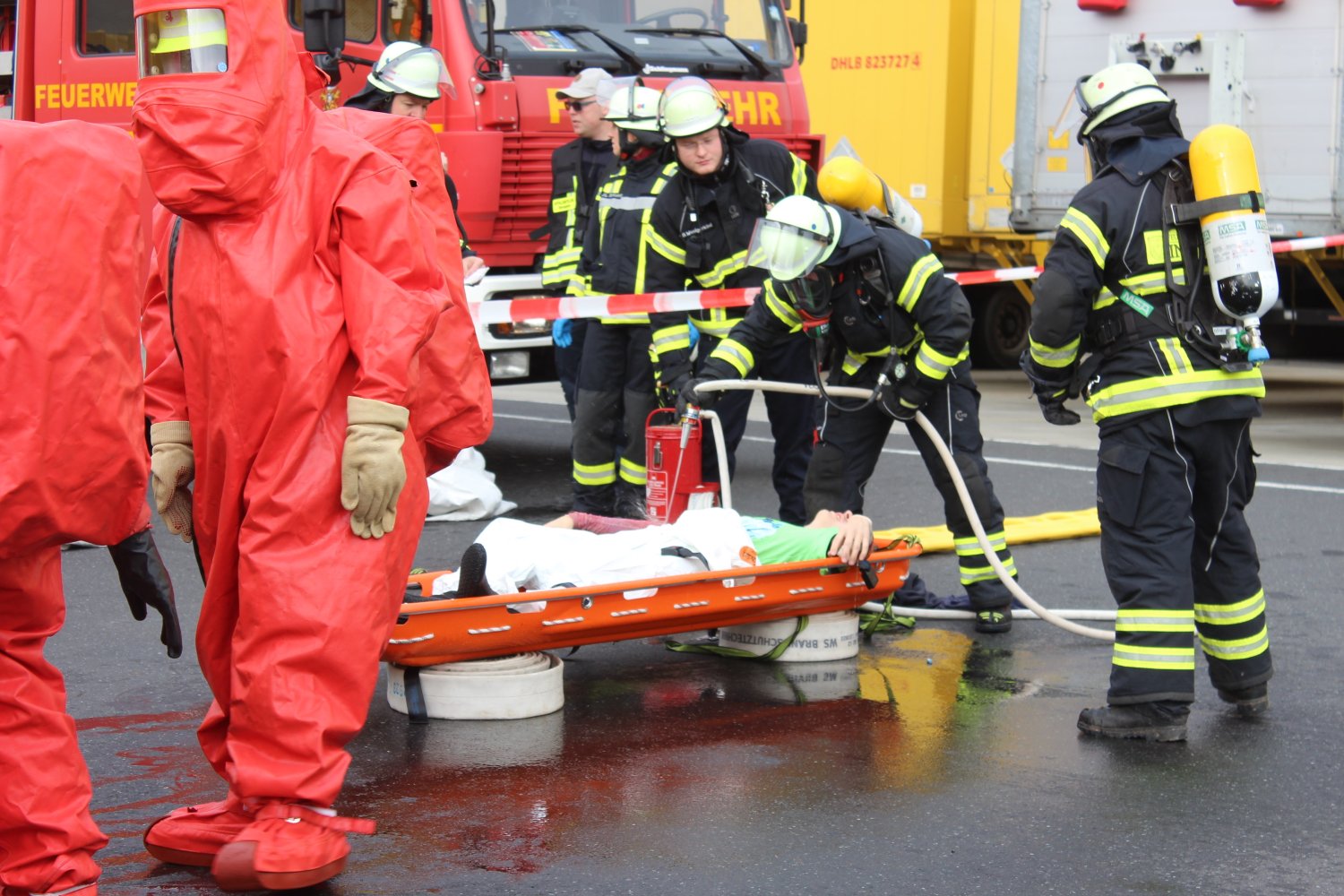 Im Dekontaminierungsbereich werden die Verletzten abgeduscht und von den Gefahrstoffen gereinigt.