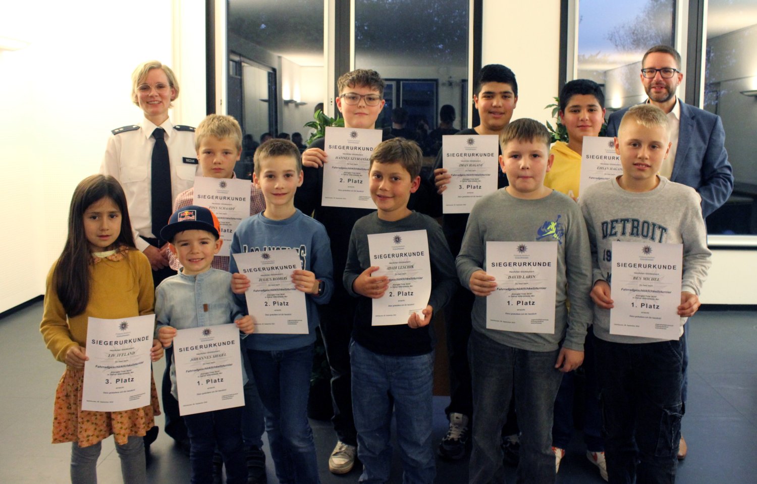 Landrat Thorsten Stolz übergab die Preise an die erfolgreichen Kinder gemeinsam mit Sabrina Bezak von der Jugendverkehrsschule des Polizeipräsidiums Südosthessen.