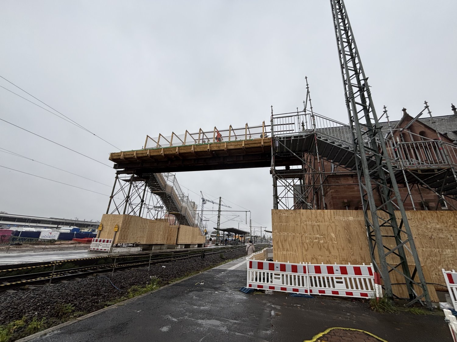 Die Fußgängerbrücke am Bahnhof wird heute freigegeben