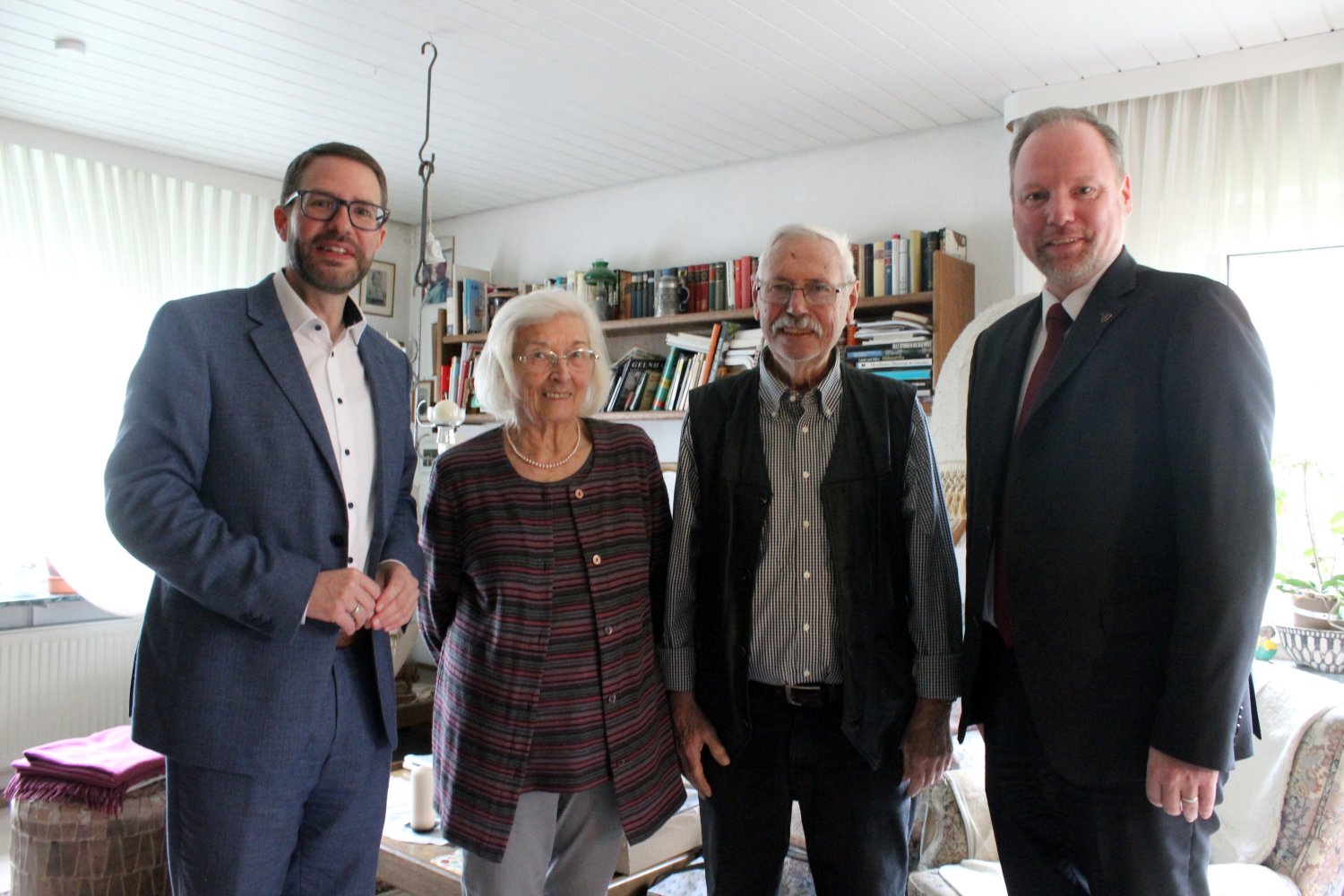 Landrat Thorsten Stolz (links) gratulierte gemeinsam mit dem Gelnhäuser Bürgermeister Christian Litzinger dem Jubelpaar Käthe und Erwin Schäfer aus Gelnhausen-Hailer zum Fest der Eisernen Hochzeit.