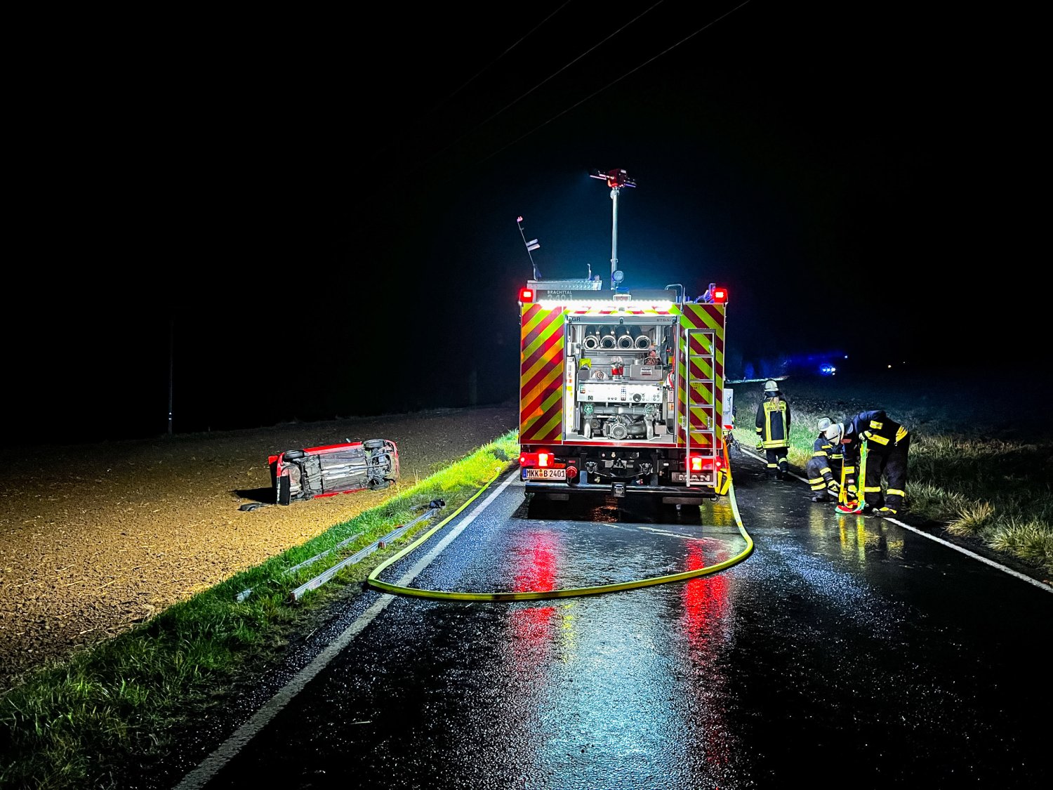 Am Sonntagabend kam es auf der Landstraße 3443 zwischen den Brachttaler Ortsteilen Udenhain und Hellstein zu einem Verkehrsunfall, bei dem ein Pkw von der Straße abkam und sich überschlug.