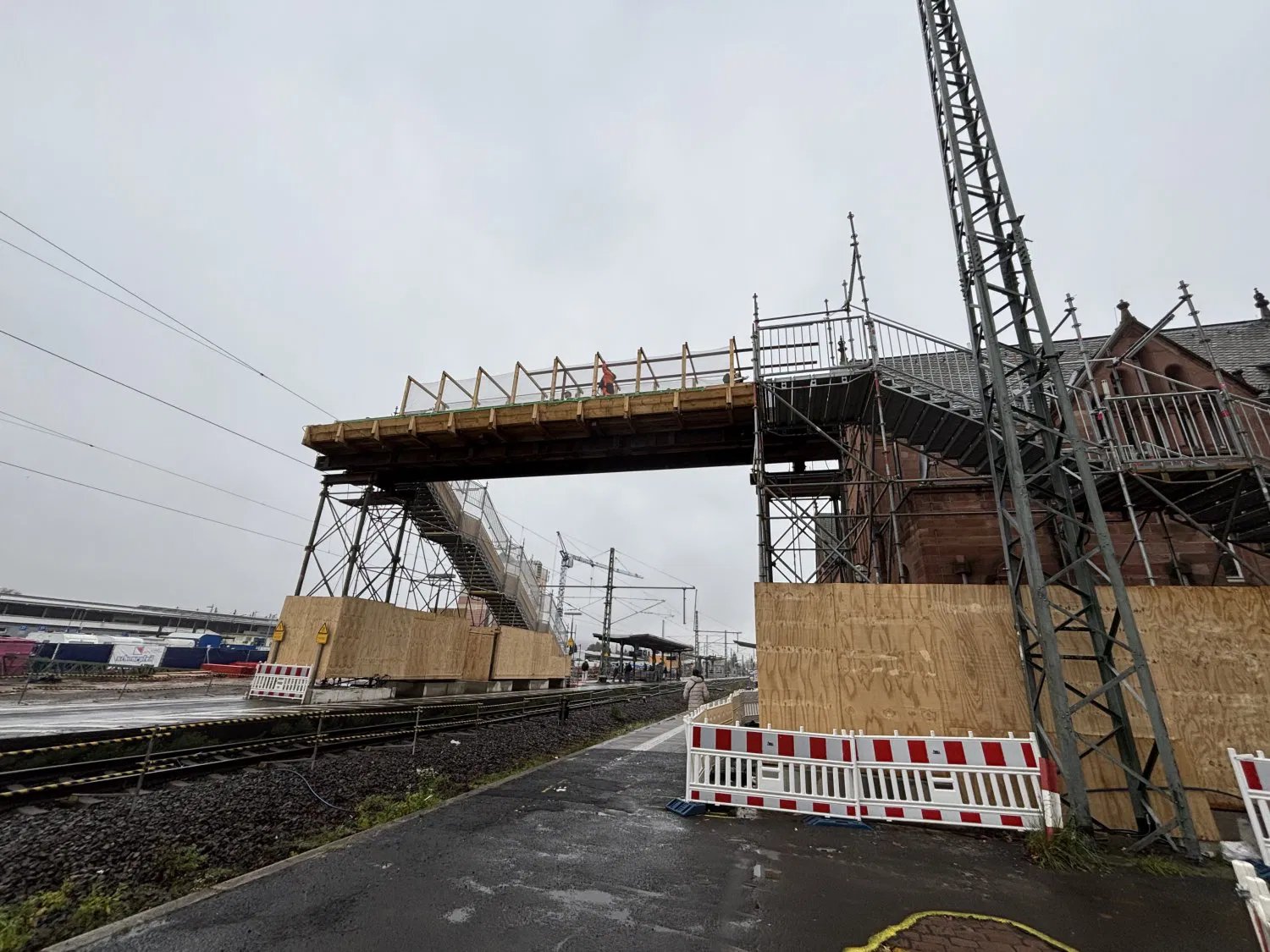 Das war nichts mit der Freigabe der Fußgängerbrücke am Gelnhäuser Bahnhof am Freitag ... 