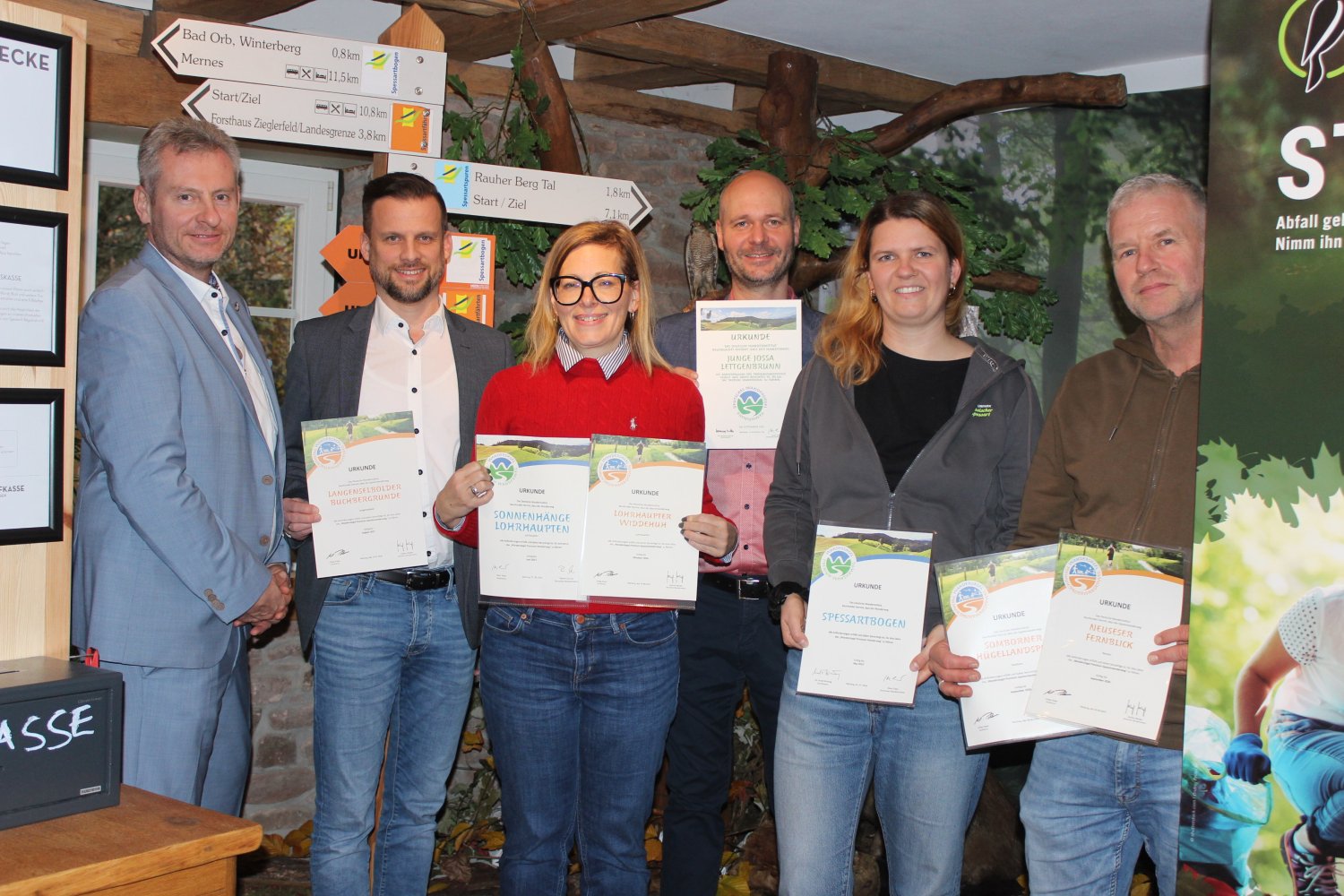 Erster Kreisbeigeordneter Andreas Hofmann, Bürgermeister Timo Greuel (Langenselbold), Bürgermeisterin Sybille Hergert (Flörsbachtal), Bürgermeister Victor Röder (Jossgrund), Naturpark-Geschäftsführerin Annika Ludwig und Michael Kaufmann (v.li.).