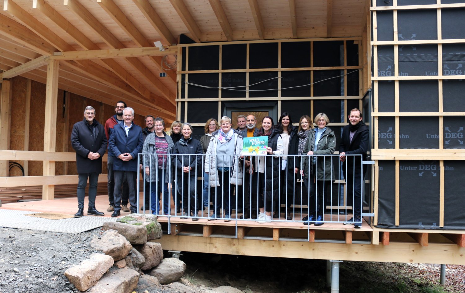 Die Unterkunft für die Kita-Kinder ist eröffnet: Die Gäste der Feierstunde zur Übergabe des Holzhaues an der Hohen Wacht versammelten sich auf der Terrasse. 