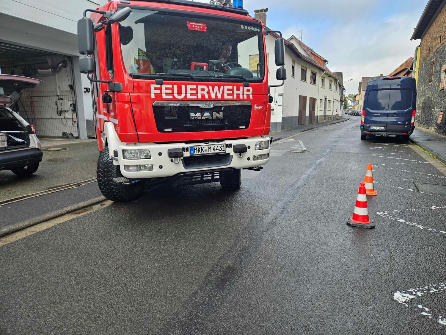 Damit die Einsatzkräfte zügig vom Feuerwehrhaus in der Bachstraße in Wachenbuchen ausrücken können, werden zusätzliche Sperrflächen eingerichtet.