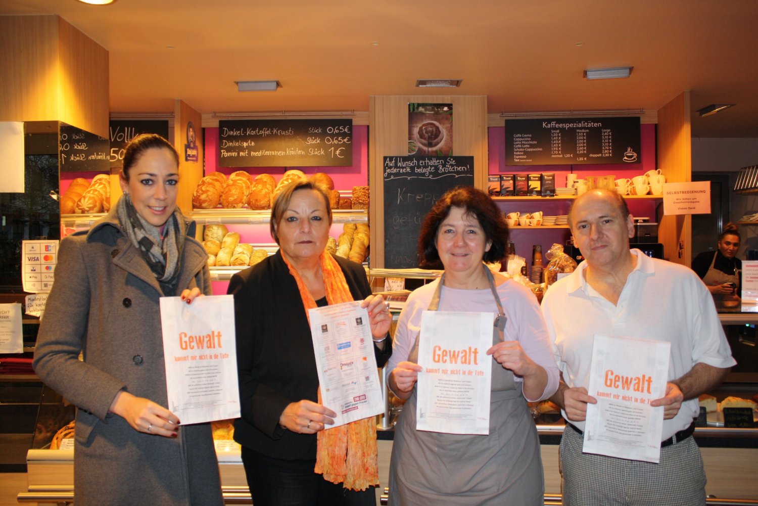 Stadträtin Isabelle Hemsley (1.v.l.) und die Hanauer Frauenbeauftragte Cornelia Gasche (2.v.l.) übergaben zum Auftakt die ersten Tüten an die Traditions-Bäckerei Hagel am Kanaltorplatz.