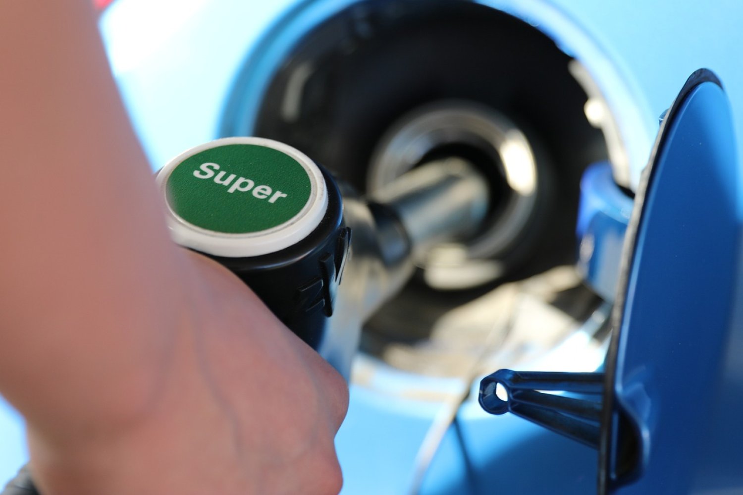 Ab Januar 2025 erhöht sich die CO2-Steuer von 45 auf 55 Euro pro Tonne CO2. Dies wird voraussichtlich die Preise für Benzin und Diesel um rund 3 Cent pro Liter ansteigen lassen.
