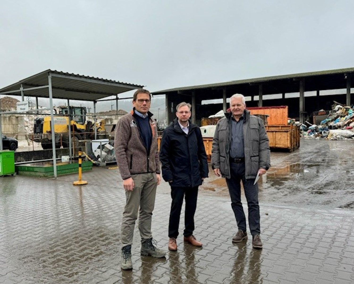 Die Weisgerber Umweltservice GmbH hat bei einem Besuch von Bürgermeister Andreas Weiher umfangreiche Modernisierungen des Betriebs bis Ende 2025 angekündigt.