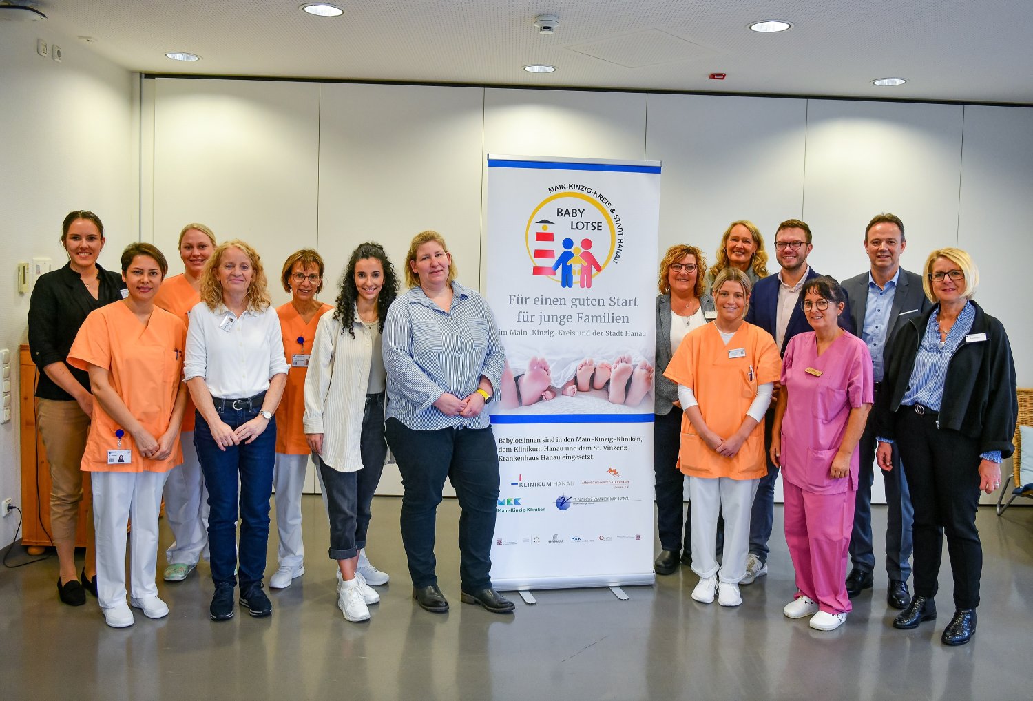 Bürgermeister Dr. Maximilian Bieri dankte dem Team der Geburtshilflichen Klinik im St. Vinzenz-Krankenhaus für ihre Arbeit.
