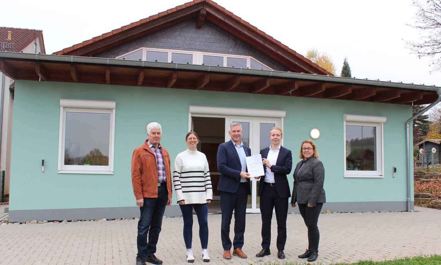 Stadtrat Arnold Lifka, Kita-Leiterin Nadine Wiemer, Bürgermeister Christian Zimmermann, Kreisbeigeordneter Jannik Marquart und Pfarrerin Nicole Beckmann (v.li.).