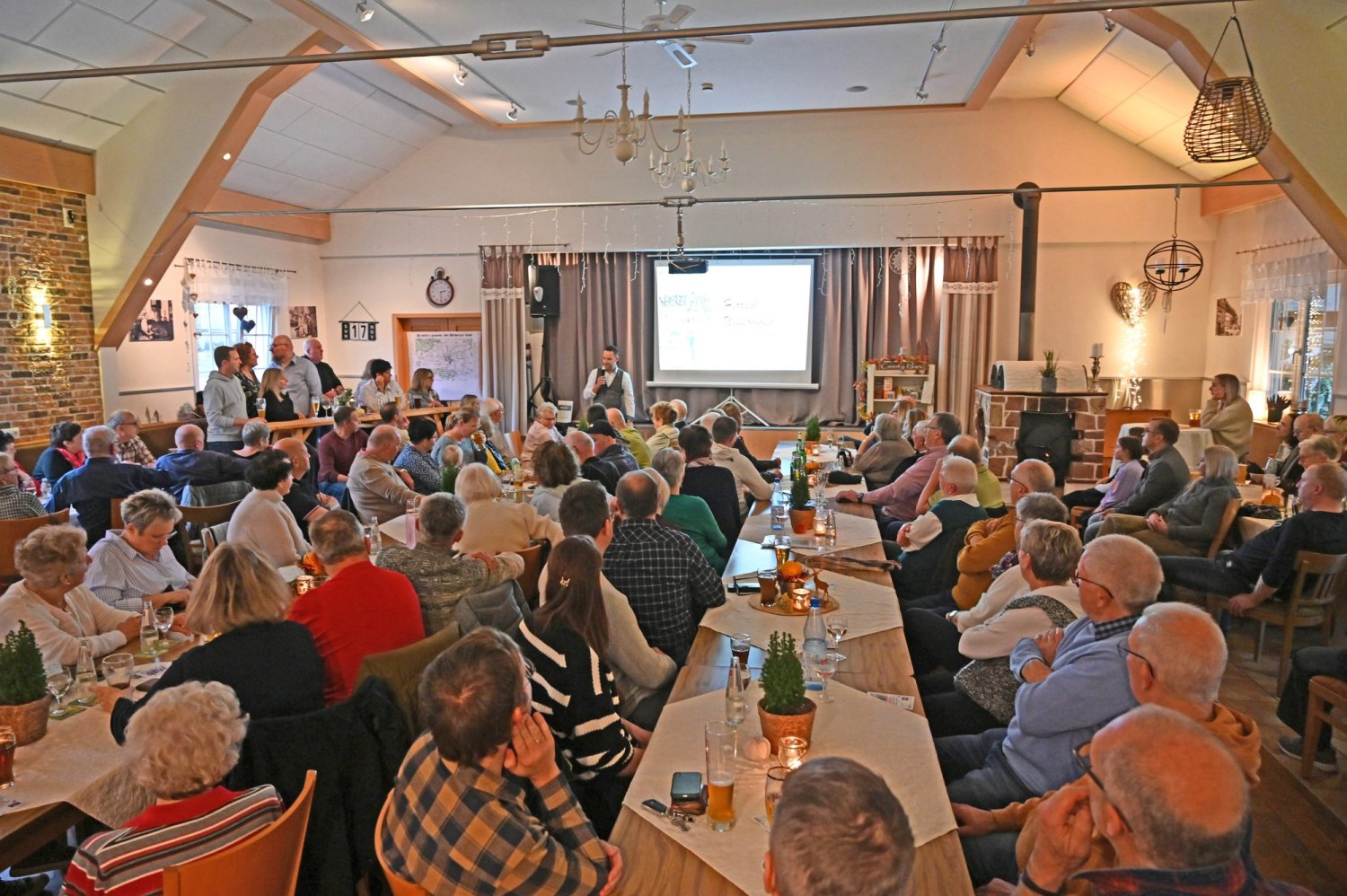 Erstmals veranstaltete der Ortsbeirat Weiperz im Saal der Gastwirtschaft Döppler einen Bildernachmittag.