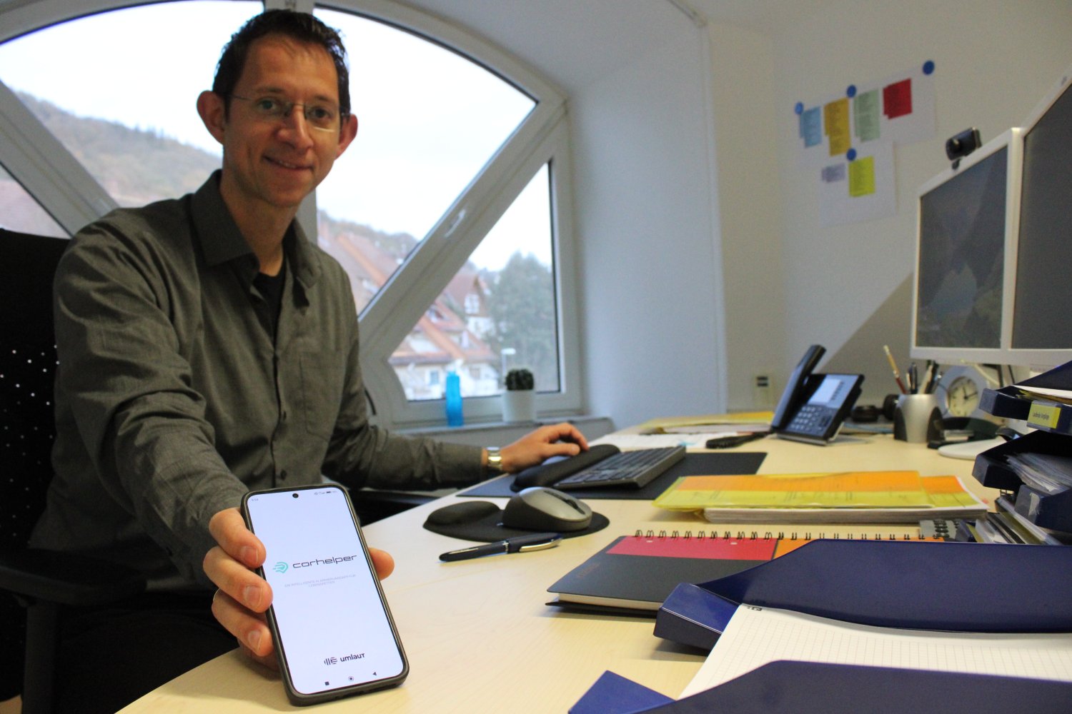 Denis Palige arbeitet für den Main-Kinzig-Kreis und gehört zu den Hunderten Ehrenamtlichen, die über die Corhelper-App registriert sind.