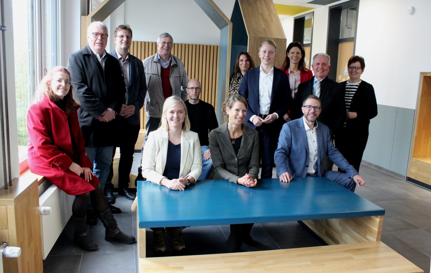 Am Tisch sitzend (von links): Architektin Kerstin Rack, Schulleiterin Jana Schmidt, Schuldezernent Jannik Marquart (stehend) und Landrat Thorsten Stolz.