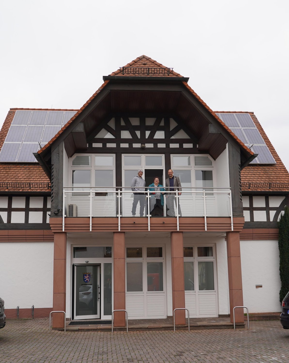 Bürgermeister Dr. Albrecht Eitz (rechts) und seine Mitarbeiter freuen sich über die neue Rathaus-Außenstelle in Altenmittlau.