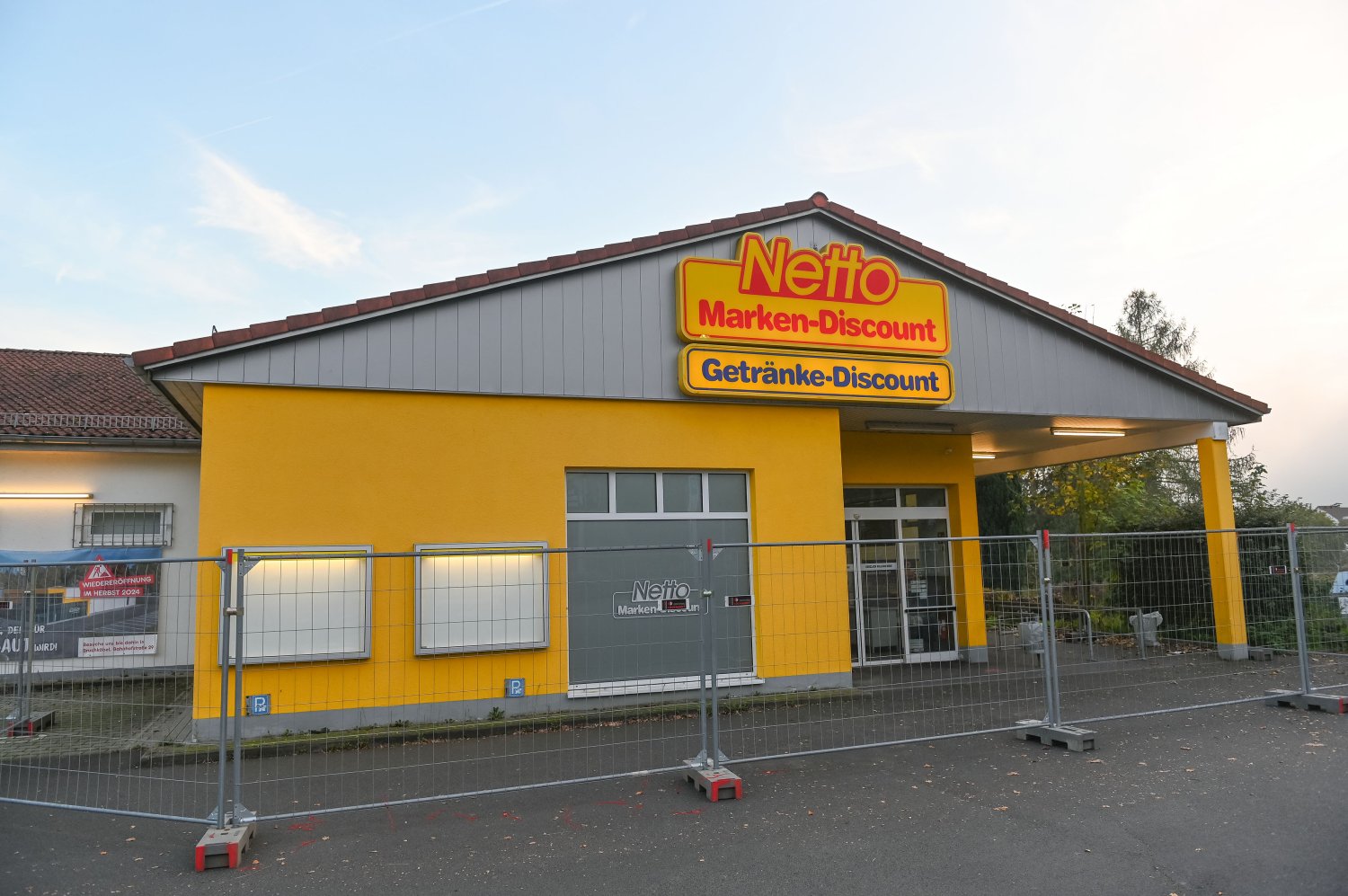 Dass das Gebäude des Netto-Markts im Hanauer Stadtteil Mittelbuchen abgerissen wird, ist bereits seit Oktober beschlossene Sache. Nun sind die Rückbaumaßnahmen vor Ort in vollem Gange.