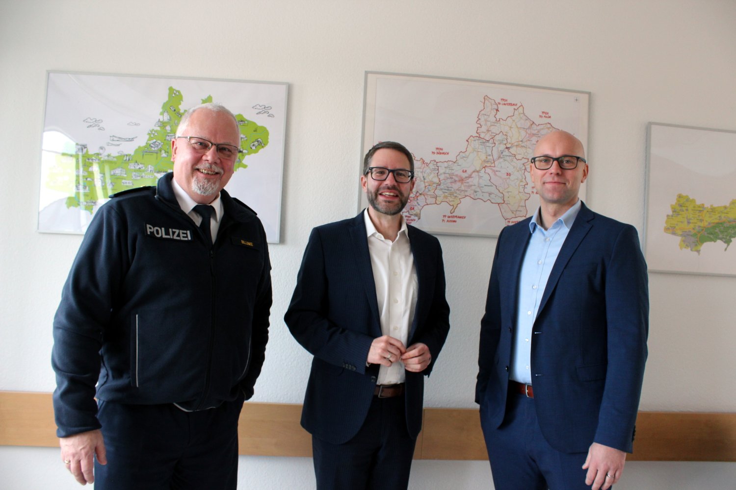 Landrat Thorsten Stolz (Mitte) wünschte Martin Nickl (rechts), dem neuen Leiter der Polizeidirektion Main-Kinzig, gutes Gelingen. An dem Gespräch nahm auch Polizeioberrat Marc Blume teil.