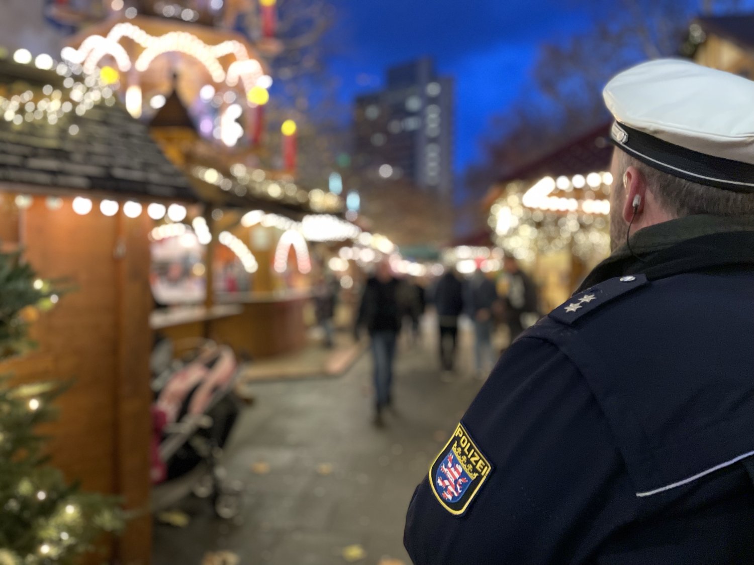 Ein Augenmerk werden die eingesetzten Beamtinnen und Beamten auch auf Messer und gefährliche Gegenstände haben, damit diese erst gar nicht auf den Weihnachtsmarkt gelangen.