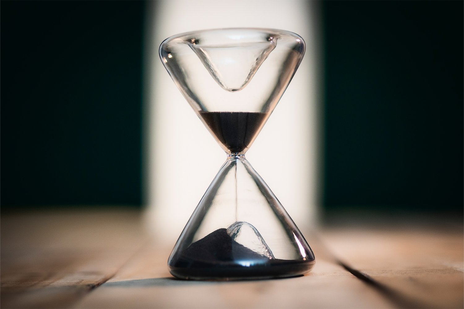 Wenn der Countdown am Arbeitsplatz läuft: Es gibt immer noch zu viele Jobs auf Zeit, so die Gewerkschaft NGG Rhein-Main.
