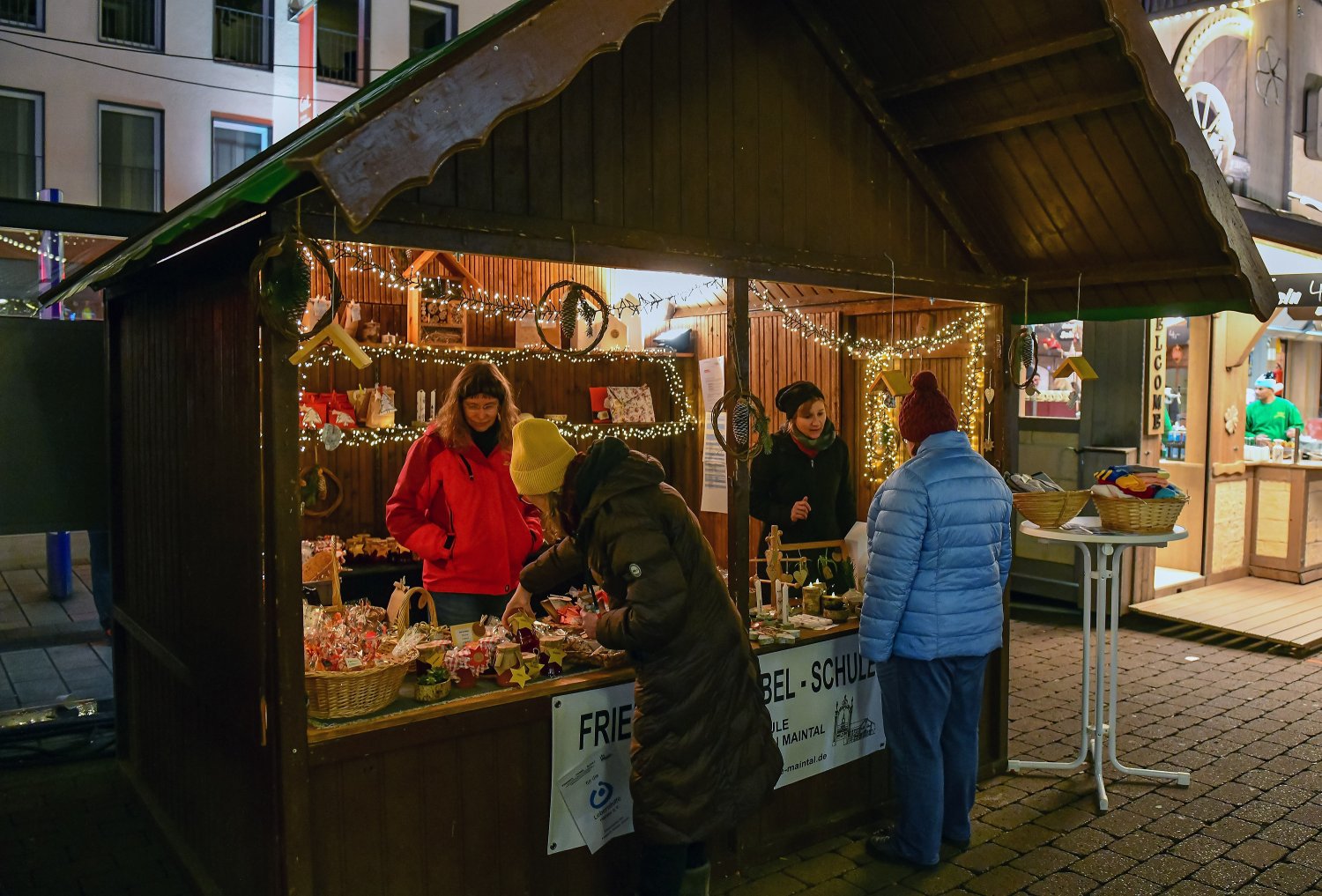 Wie in den vergangenen Jahren stehen auf dem Hanauer Weihnachtsmarkt wieder zwei Ehrenamtshütten, die von verschiedenen lokalen Organisationen und Vereinen bespielt werden. 