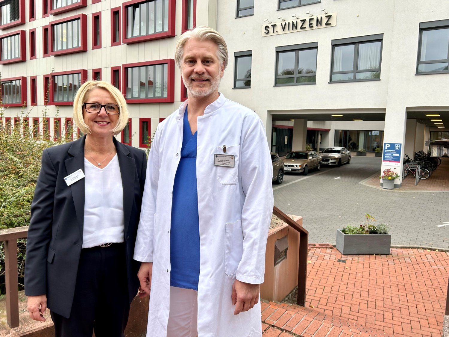 Die neue Pflegedirektorin Nina Grosch (links) und der neu ernannte Ärztliche Direktor Priv.-Doz. Dr. med. Johannes Hausmann (rechts) freuen sich auf ihre neuen Aufgaben.
