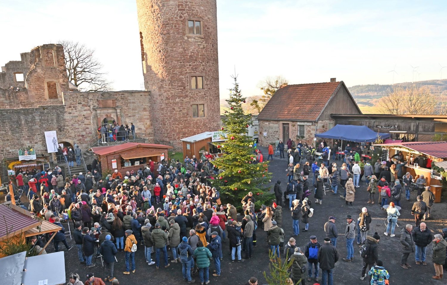 Der historische Schwarzenfelser Erlebnis-Weihnachtsmarkt ist einer der ältesten Weihnachtsmärkte in Osthessen und einer der schönsten in Hessen.