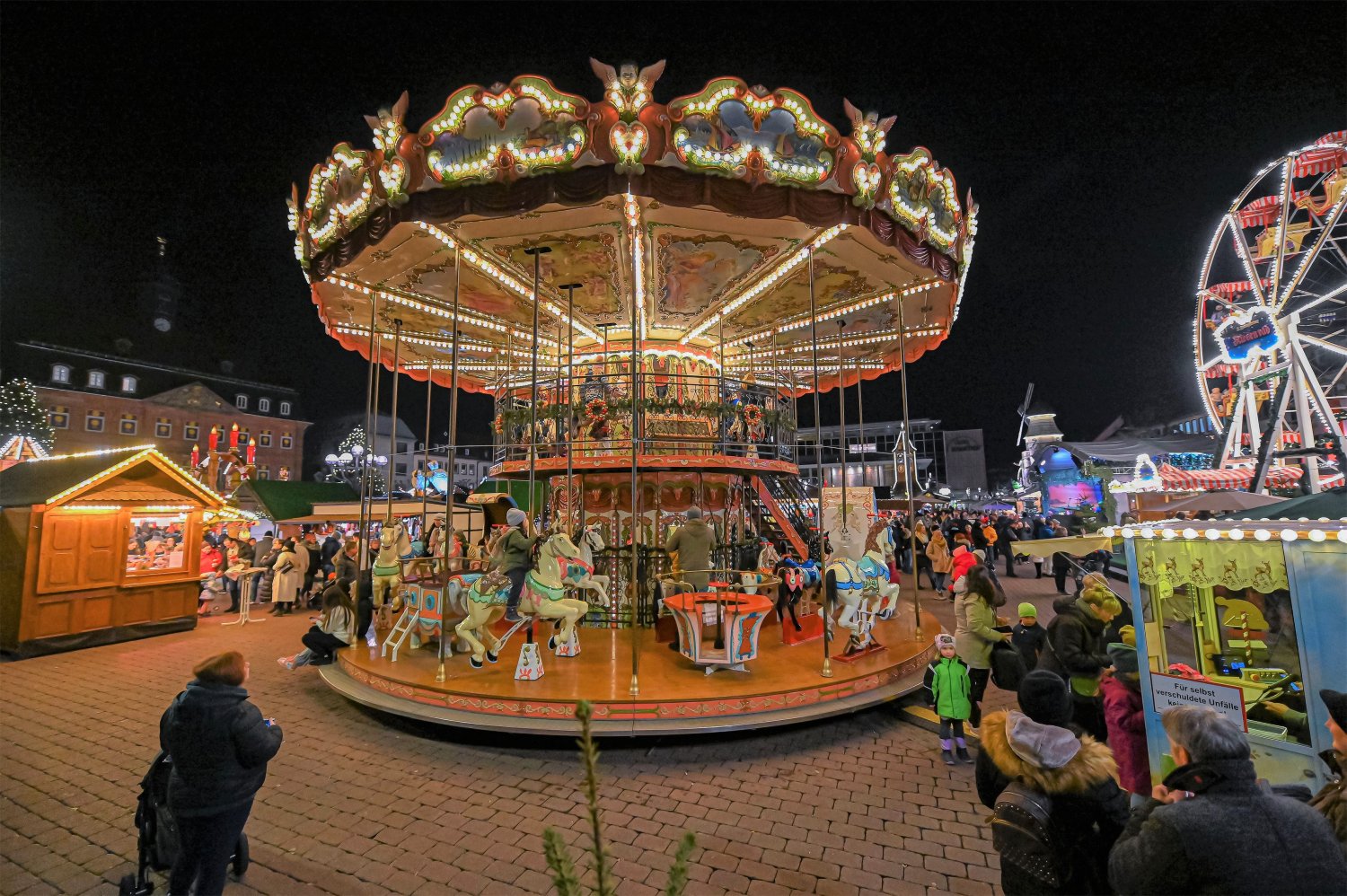 Der Nikolaus bringt einen prall gefüllten Veranstaltungs-Sack mit fröhlich funkelndem Adventsglanz, charmantem Weihnachtsmarktzauber und bunt sortierten Kultur-Schmankerln mit.