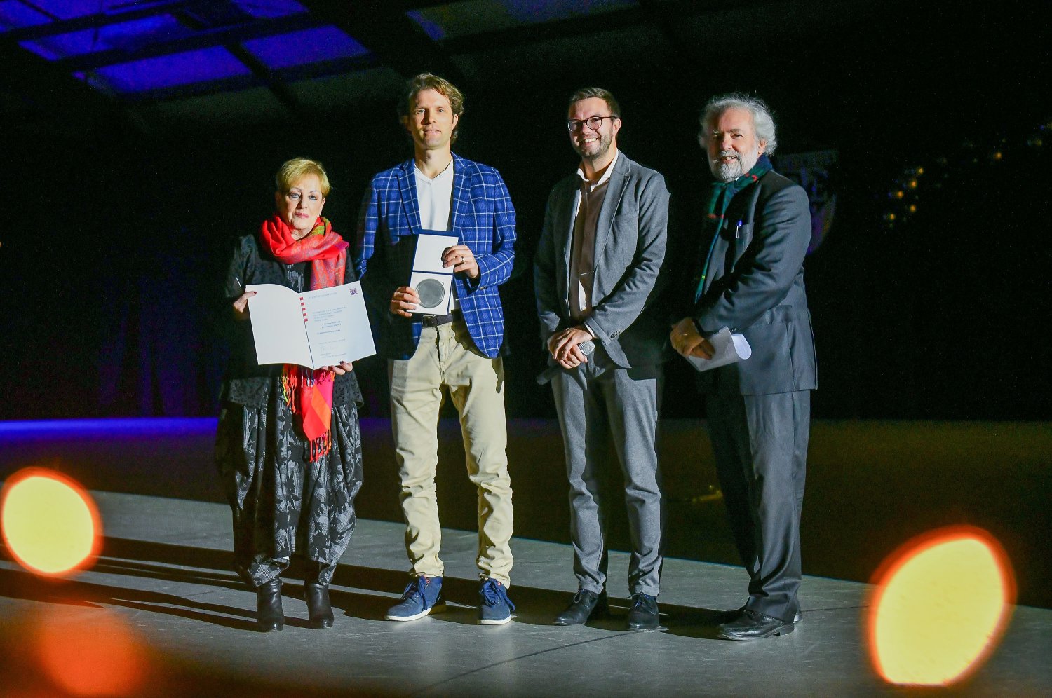 Bürgermeister Dr. Maximilian Bieri (3.v.l.) gratulierte herzlich und überreichte gemeinsam mit Stadtverordnetenvorsteherin Beate Funck die Urkunde und die Plakette an den 1. Vorsitzenden Thomas Wiedmann (2.v.l.).