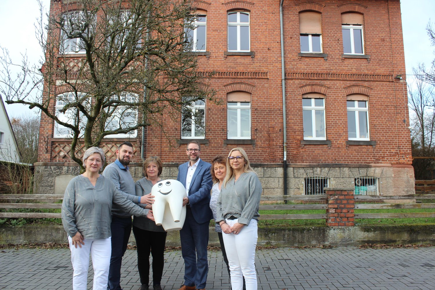 Unser Bild zeigt (von links): Constanze Lap, Bürgermeister Thomas Henfling, Zahnärztin Gabriele Doppleb, Landrat Thorsten Stolz, Sabine Rüffer und Carina Brasch.
