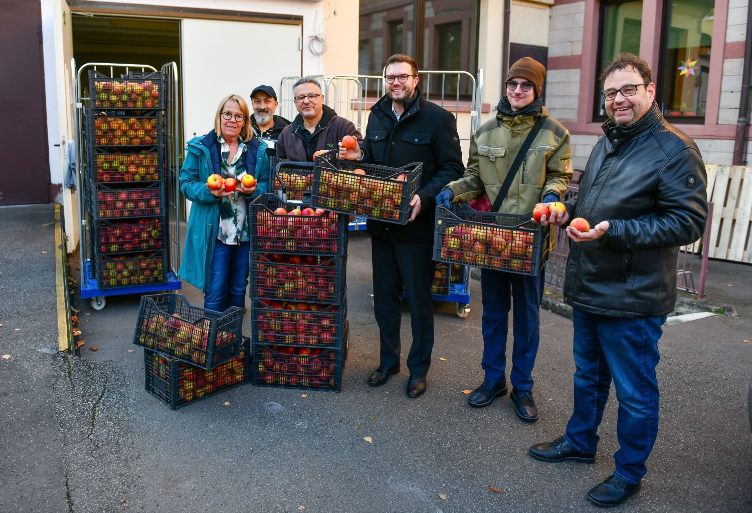 1,5 Tonnen hochwertige Speiseäpfel spendete der Obst- und Gemüsehof „Tannenhof Meinhardt“ aus Weiterstadt jüngst an die Hanauer Tafel. 