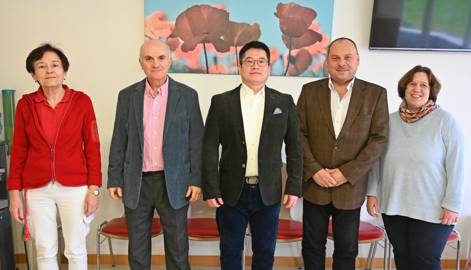 Unser Foto zeigt (v.li.) die Ärzte Galina Lauer, Michael Fisch, Wen Sun, Dr. Patricius Pilz und die leitende medizinische Fachangestellte (MFA) Corinna Scheel.