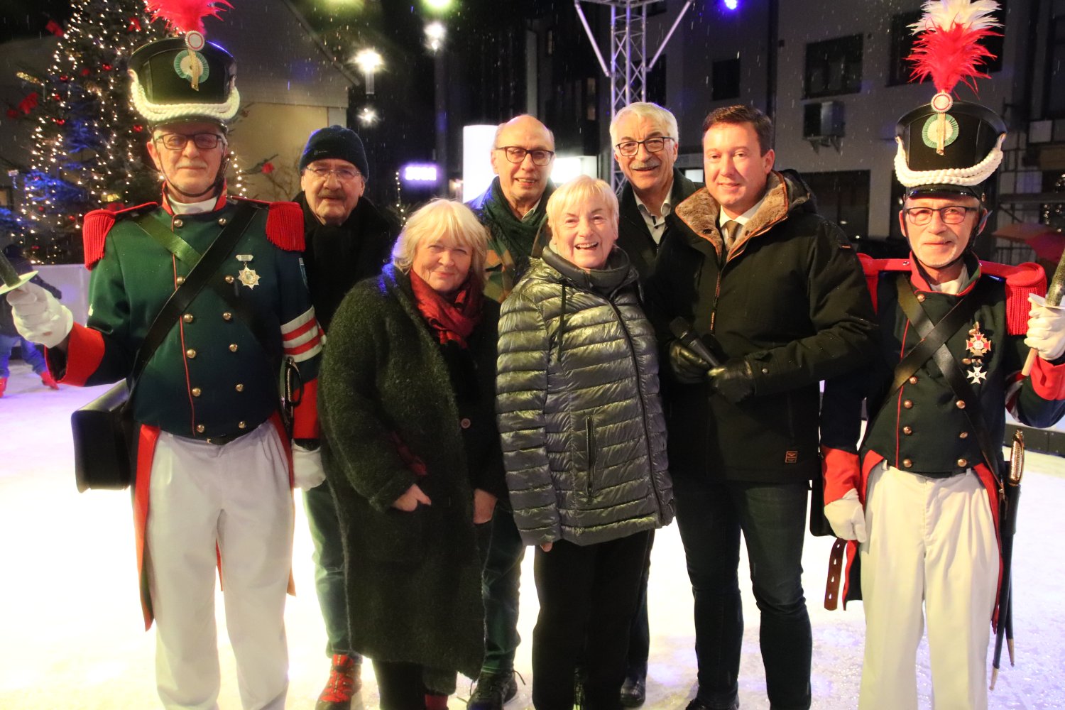 Flankiert von zwei Bürgergardisten und einem Großteil des Magistrats der Stadt eröffnete Bürgermeister Matthias Möller (Zweiter von rechts) die Schlittschuhbahn auf dem Schlüchterner Stadtplatz. 