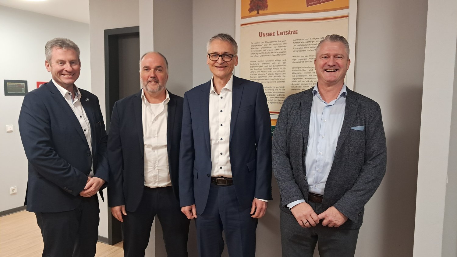 Andreas Hofmann, Reinhold Walz (erster und zweiter von links) und Marco Maier (rechts) begrüßen Steffen Hörnig als neuen Geschäftsbereichsleiter Finanzmanagement und stellvertretenden Geschäftsführer.