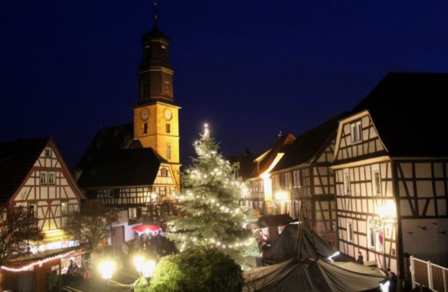 Der traditionelle Weihnachtsmarkt im historischen Ortskern von Niederrodenbach wurde eröffnet.